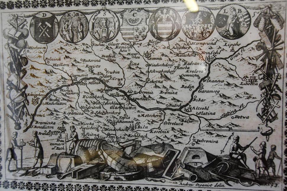 Mapa s dobovými erbami banských miest: Banská Štiavnica, Kremnica, Banská Bystrica, Nová Baňa, Pukanec, Ľubietová a Banská Belá z roku 1575 (múzeum B. Štiavnica)