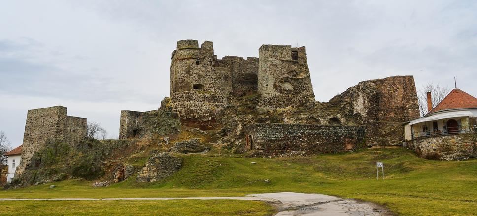 Hrad slúžil ako pevnosť ktorá mala za úlohu strážiť prístupové cesty k stredoslovenským baníckym mestám. Kapitán hradu Štefan Dobó už v 1564 roku zriadil na ňom vartovku. Signál z Levického hradu zachytávala Varta nad Čajkovom a pukanské vartovky.