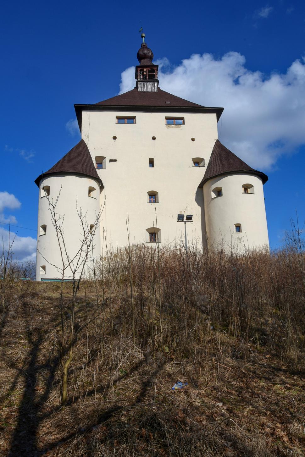 Pozoruhodná stavba Nového zámku na Frauenbergskom kopci je dominantou Banskej Štiavnice. Bola postavená počas bojov proti Turkom v rokoch 1564 - 1571 špeciálne ako strážna veža - vartovka.