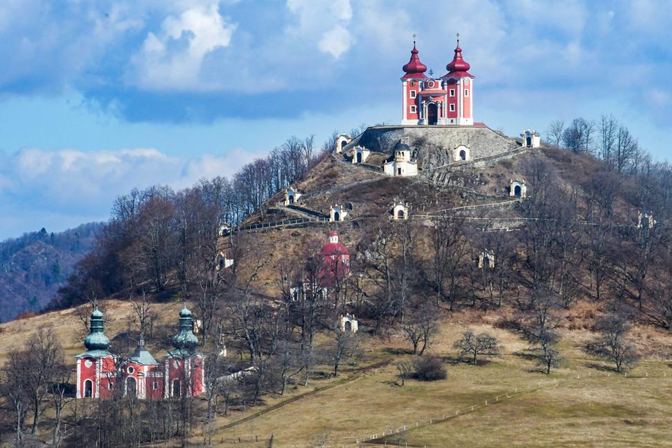 Pôvodne stála na vrchu Scharffenberg (Ostrom vrchu) protiturecká strážna veža. Takto vidno Ostrý vrch s Kalváriou z Nového zámku, vizuálny kontakt medzi týmito strážnymi miestami výborný.