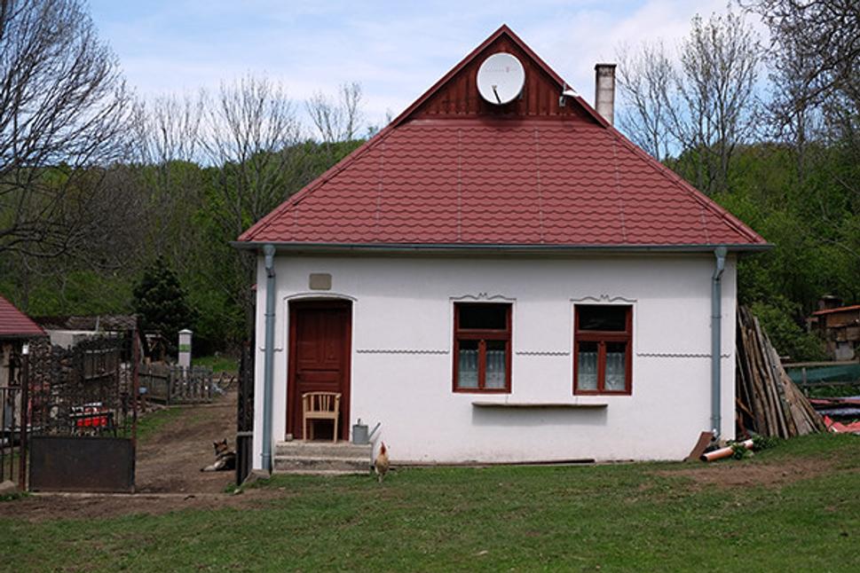 Pohľad na usadlosť z druhej strany, toto je dom domácich