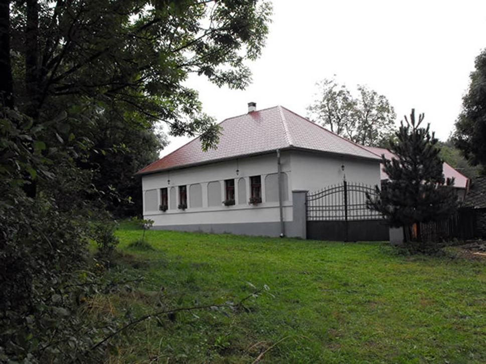 Objekt bývalej školy na ábelovských lazoch, ktorý dnes slúži pre hostí