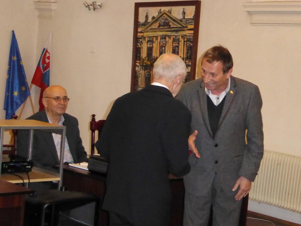 Na regionálnych oslavách Dňa poštovej známky a filatelie 2018 si prevzal ocenenie MUDr.Juraj Pálka