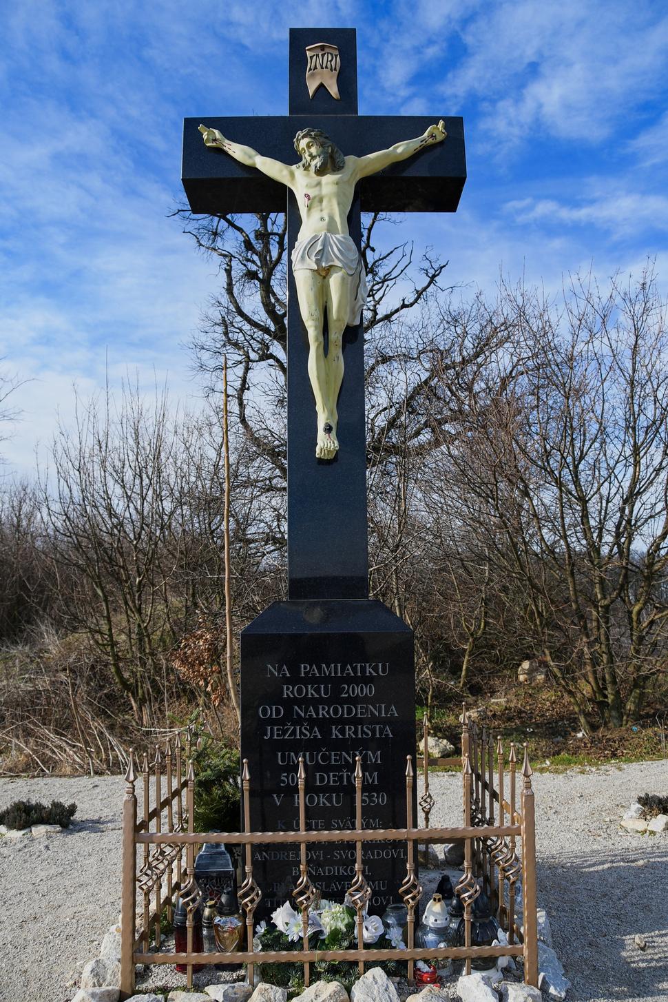 Mimoriadne tragickú udalosť našich dejín z roku 1530 si môžeme pripomenúť pri tomto pamätníku. Nájdete ho na okraji Nitry vo Fabianovej doline, pri lesnej ceste z Párovských hájov do Čápora.
