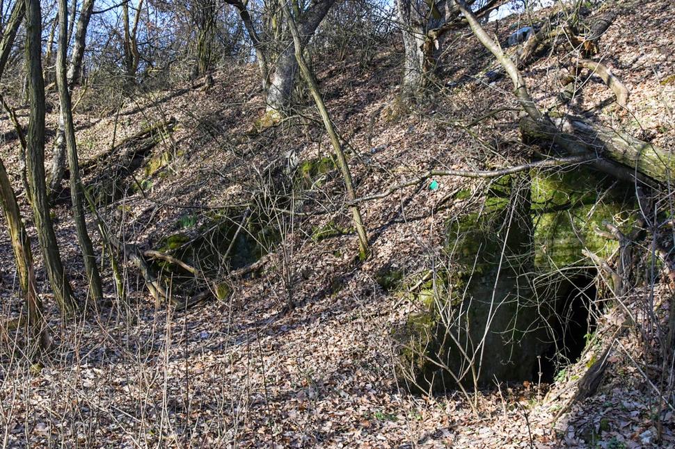 Podľa historiek ktoré som v Brhlovciach počúval v detstve, práve tu mimo dediny a mimo skalných obydlí v dedine sa ukrývali dedinčania pred Turkami, keď prišiel čas platenia daní.