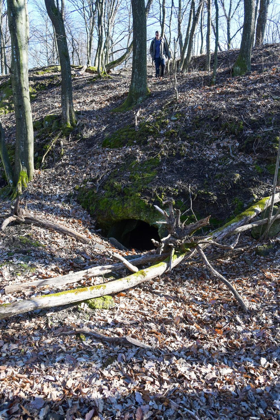 Pred štyrmi rokmi sme náhodne objavili otvor. Aby sme sa dostali do dúpänca, vchod sme museli mierne rozšíriť.