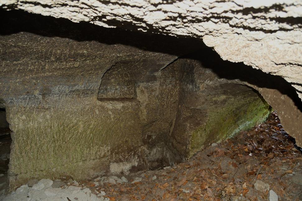 Po vstupe do dúpänca vás čakajú dve navzájom prepojené miestnosti o rozmeroch cca 2,5x 3,5 m a dve menšie miestnosti pod nimi, prístupné cez kruhový otvor v podlahe.