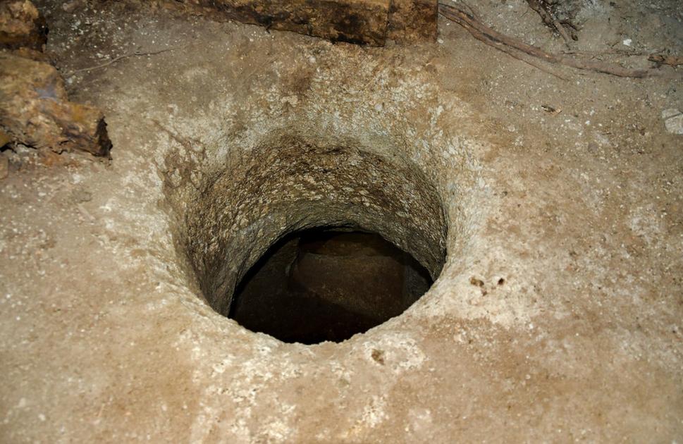 Cez kruhový otvor v podlahe sa dostanete do "pivnice", mohla slúžiť ako komora na uskladnenie potravín.