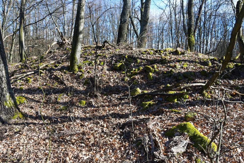 Zoskupenie lomových kameňov na vrchole 527 m n.m. vysokého vrchu Turečka ponúka myšlienku, že tu nad dúpäncami bola v dobách tureckého nebezpečenstva hláska. Hláska či väčšia vartovka na vrchu Turečka mohla mať vizuálne spojenie s Kramárskym vrchom.
