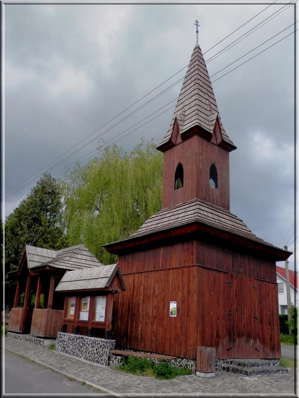 Zvonica naprostred dediny Jalovec