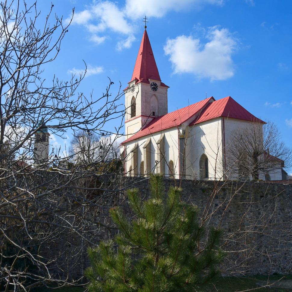 Kostol sv. Mikuláša bol jadrom pukanského hradu. Hrad bol opevnený dvojitým múrom s vežou, bastiónom a baštami. Na jeho veži bola stála služba a teda aj kostol fungoval ako vartovka. Časť opevnenia sa zachovala dodnes.