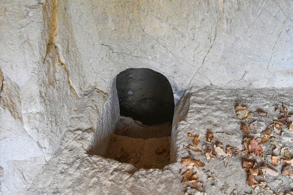 Do nižšie položenej miestnosti sa schádza po schodíkoch. V podlahe ďalšej miestnosti je otvor priemeru 60 cm, ním sa človek môže spustiť do podzemnej miestnosti tvaru fľaše, dole je priestor širší.