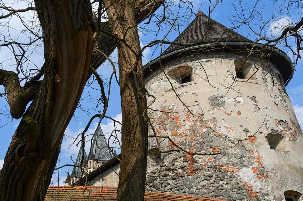 Kláštor obostavaný obrannými múrmi s delovými baštami bol zo severu chránený priekopou s padacím mostom. Opevnenie kláštora viackrát preverili turecké útoky. Okolie bolo Osmanmi vyplienené v rokoch 1530, 1555, 1564, 1572, 1586 a 1599.