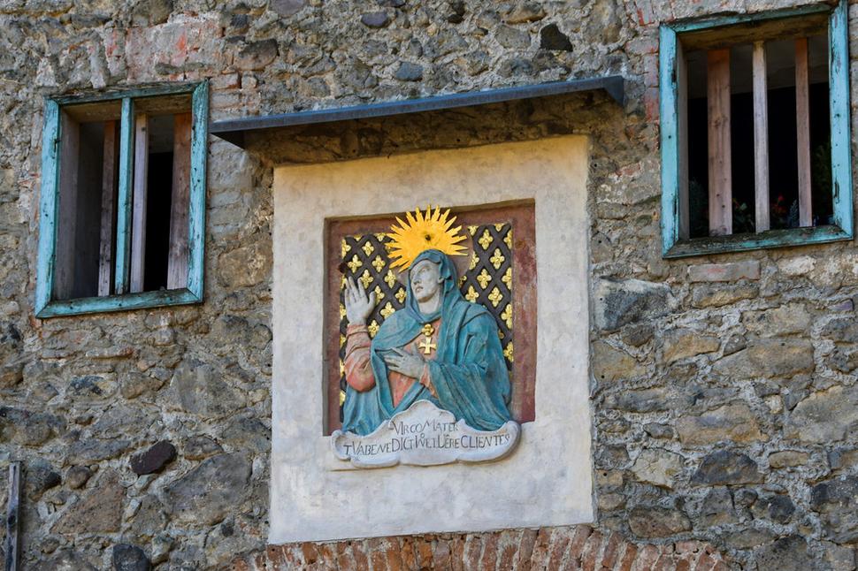Už stáročia je nad bránou reliéf Panny Márie. Pripomína zvláštnu udalosť. Pri útoku na kláštor sa Turkom zjavila Panna Mária a rukou im zakázala vstup do opátstva. Mocné hradby a ani Panna Mária nezabránili tomu aby bol kláštor v bojoch ťažko poškodený.