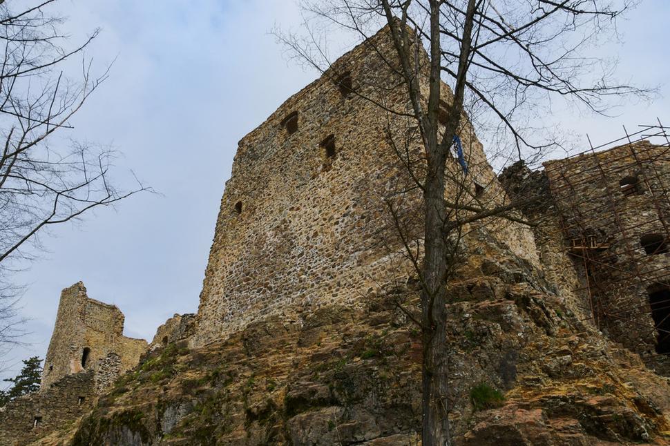 Hrad pochádza z druhej polovice 13. stor., kedy ho postavili spolu s hradom Šášov, ležiacim na opačnej strane Hrona. K hradu patria neodmysliteľne Dóciovci, darovala im ho vdova po Matejovi Korvínovi kráľovná Beatrix a vlastnili ho takmer dve storočia.