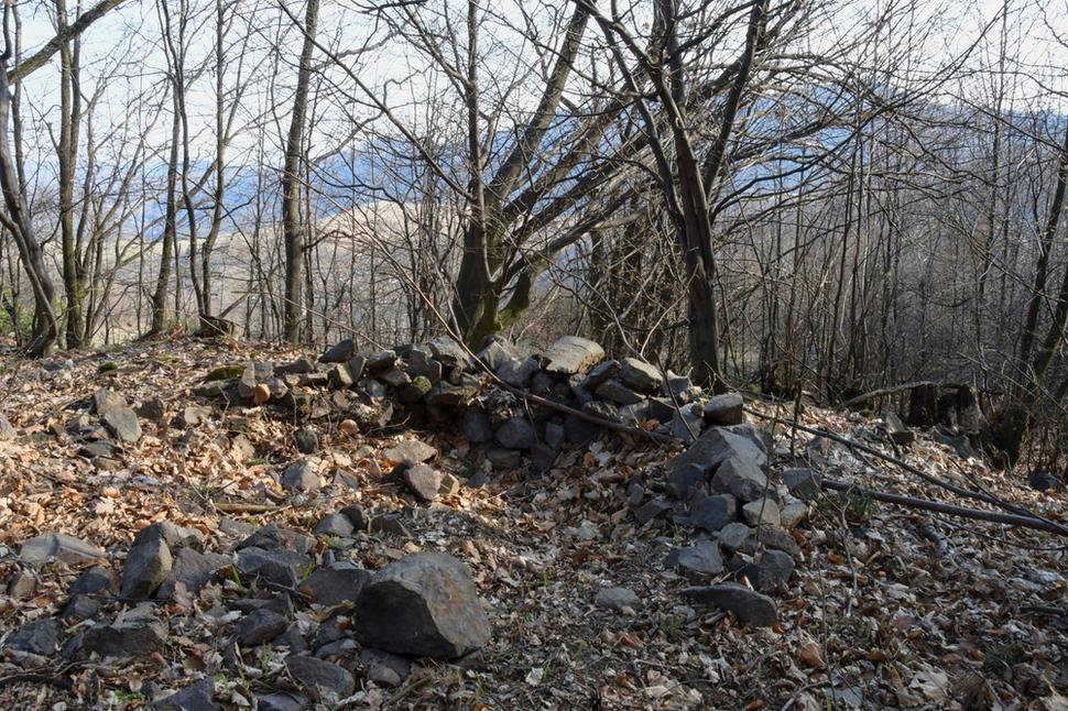 Vyzerá to tak, že práve na tomto mieste stála kruhová kamenná veža vartovky Tascher. Porast navôkol bráni výhľadu, ale aj cezeň je vidno Štiavnické Bane, Sitno, Peciny a Tanád nad obcou.