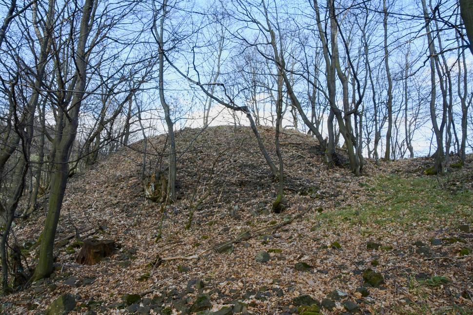 Terénne nerovnosti v blízkom okolí navádzajú dojem, že v prípade "rozhľadne" Tascher išlo o stavbu pevnostného charakteru, ktorá bola začlenená do obranných hradieb Štiavnických Baní.