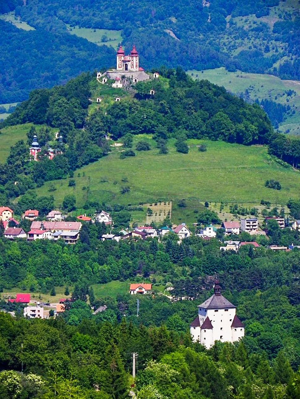 Na lokalitách pôvodných protitureckých strážnych veží vyrástli dnešné dominanty mesta, Nový zámok a Kalvária.