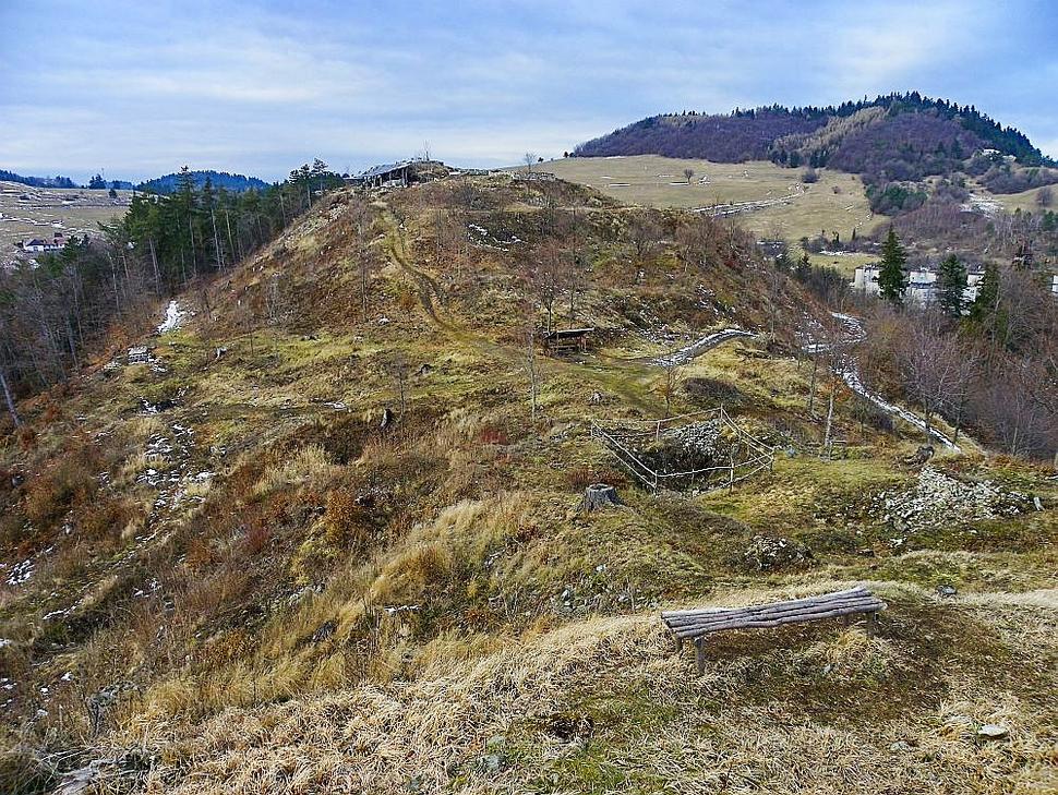 Na lokalite prebieha archeologický výskum. V teréne je jasne viditeľný zemný val a paralelne s ním sa tiahnúci hradbový múr. Opevnený areál zaberal plochu cca 5 ha. Najvýznamnejšími odkrytými objektami sú: kaplnka, veža a technické objekty.