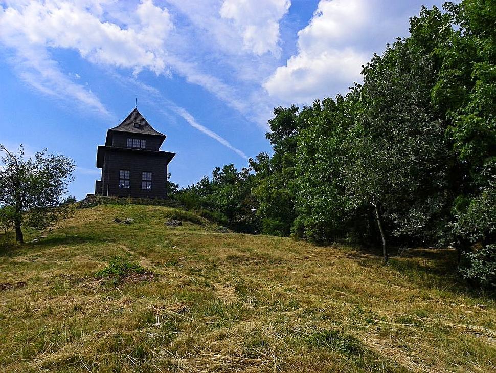 Na mieste vartovky na Sitne dnes stojí údajne najstaršia rozhľadňa v Európe. Alebo to bolo všetko inak a centrálne signalizačné strážne miesto bolo na Sitnianskom hrade?? Poznajú jednoznačnú odpoveď na túto otázku archeológovia?