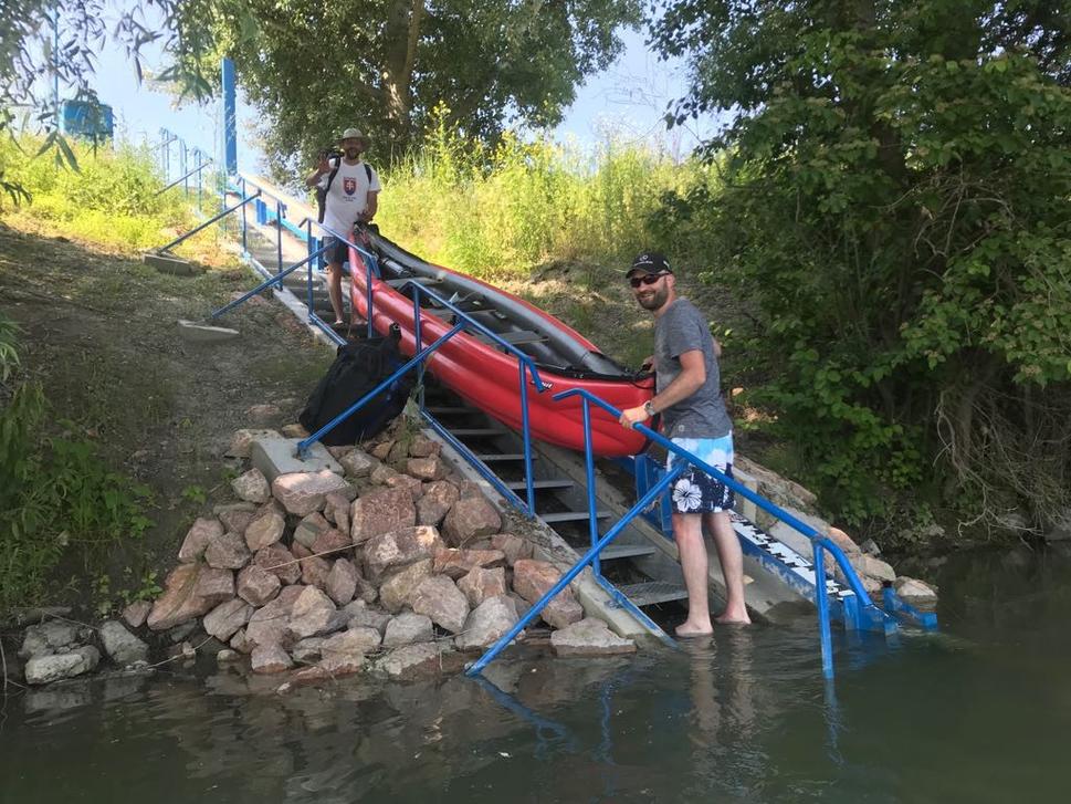Vďaka GPS sme miesto na prenesenie člnov do Dunaja našli rýchlo.