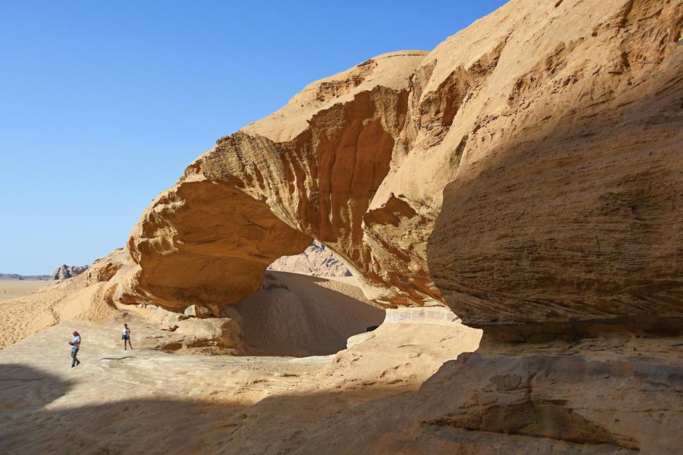 Skalný most si musí odniesť z púšti Wadi Rum každý fotograf.
