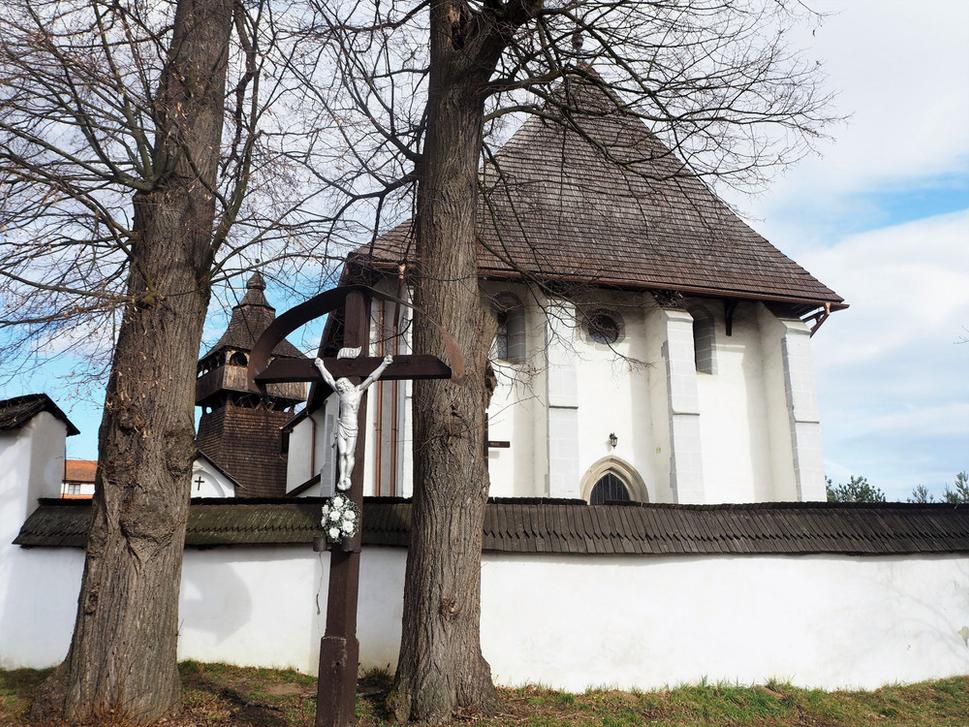 Stará Halič. Kostol sv. Juraja od cesty...