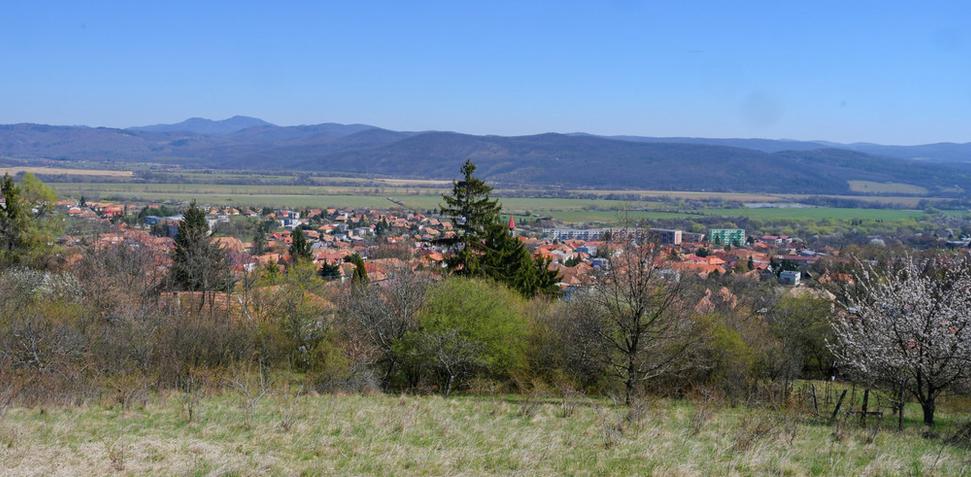 Panoráma Pukanca so Sitnom na horizonte z Turničky na Ľajtni. Pukanec mal popri Turničke a kostolnej veží aj tretiu vartovku, na Vysokom dube Niže Šibeníc, no dnes už nikto nevie, kde je to miesto. .
