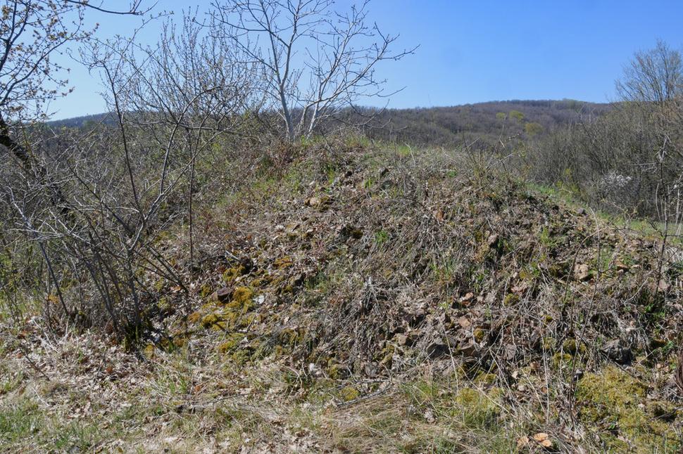 Na mieste vartovky Turnička na Ľajtni je kopa skália. Pravdepodobne je to pozostatok hranice, akými sa kedysi ohraničovali role. Zrejme na takýchto hraniciach rolí skončilo aj kamenné murivo z Turničky.