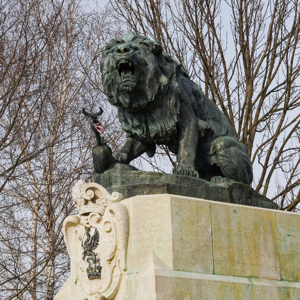 Uprostred polí pri Veľkých Vozokanoch neďaleko Zlatých Moraviec sa z kamenného podstavca do krajiny rozhliada bronzový lev. Obelisk vysoký 5m je pripomenutím pamätnej bitky medzi tureckým a uhorským vojskom v roku 1652. Prvýkrát tu boli Osmani porazení.