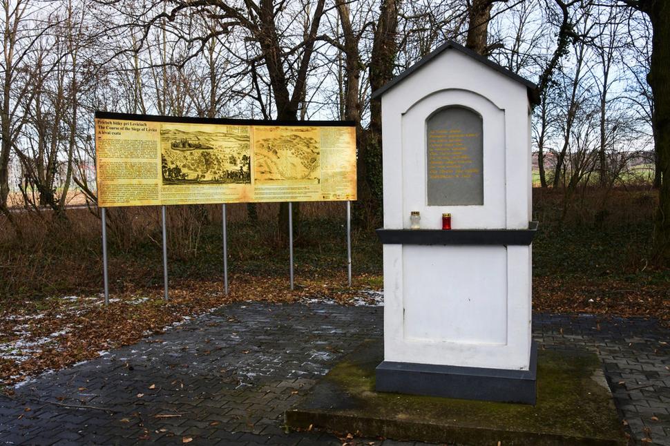 Pamätník Veľkej bitky pri Leviciach a kaplnka označuje miesto, na ktorom bol smrteľne ranený kapitán banských miest a veliteľ uhorskej jazdy Štefan Koháry.