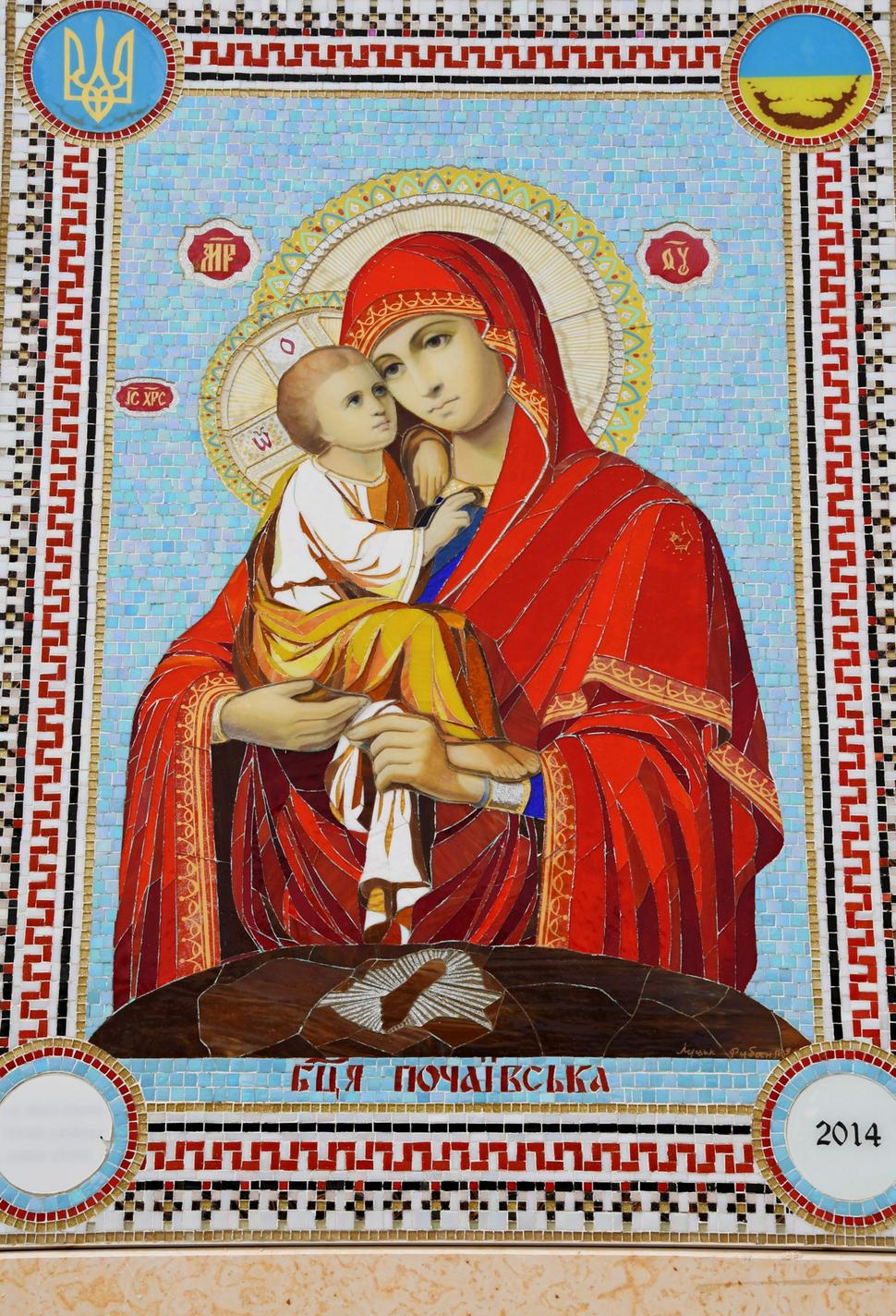 Na vonkajších stenách kostola sv. Gabriela sú krásne ikony Panny Márie a mozaiky, znázorňujúce zvestovanie.