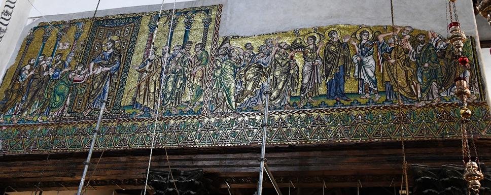 Na stenách baziliky práve rekonštruujú nádherné fresky, pochádzajúce zo 6. storočia.