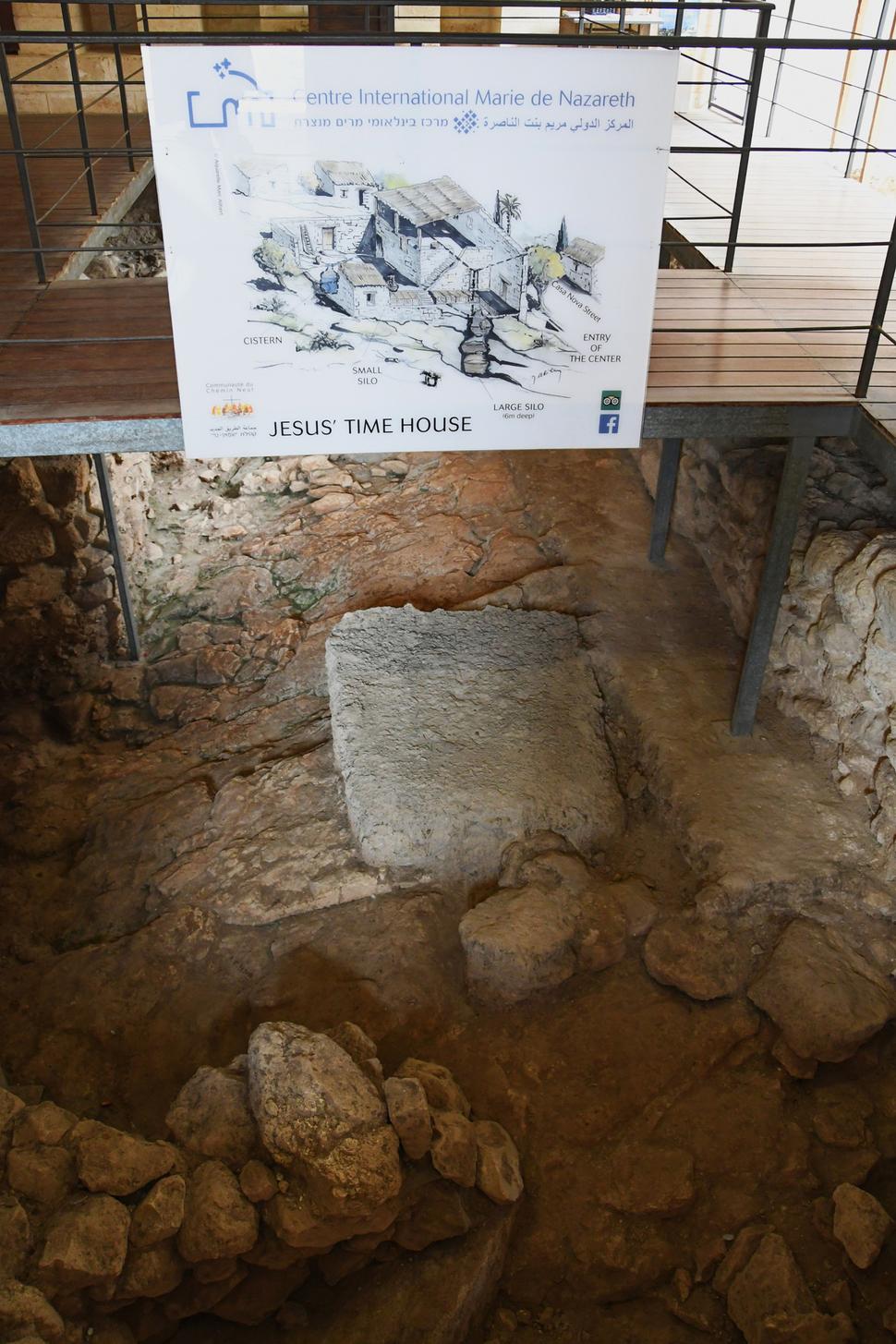 Nápis nad vykopávkami informuje, že vidíme základy domu, v ktorom žil v Nayarete mladý Ježiš.