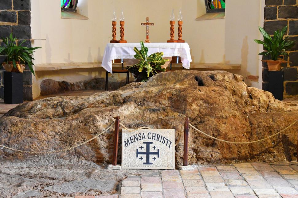 Oltár s kameňom, uctievaným ako Mensa Christi. Tu jedol Ježiš s učeníkmi po zmŕtvychvstaní na raňajky rybu.