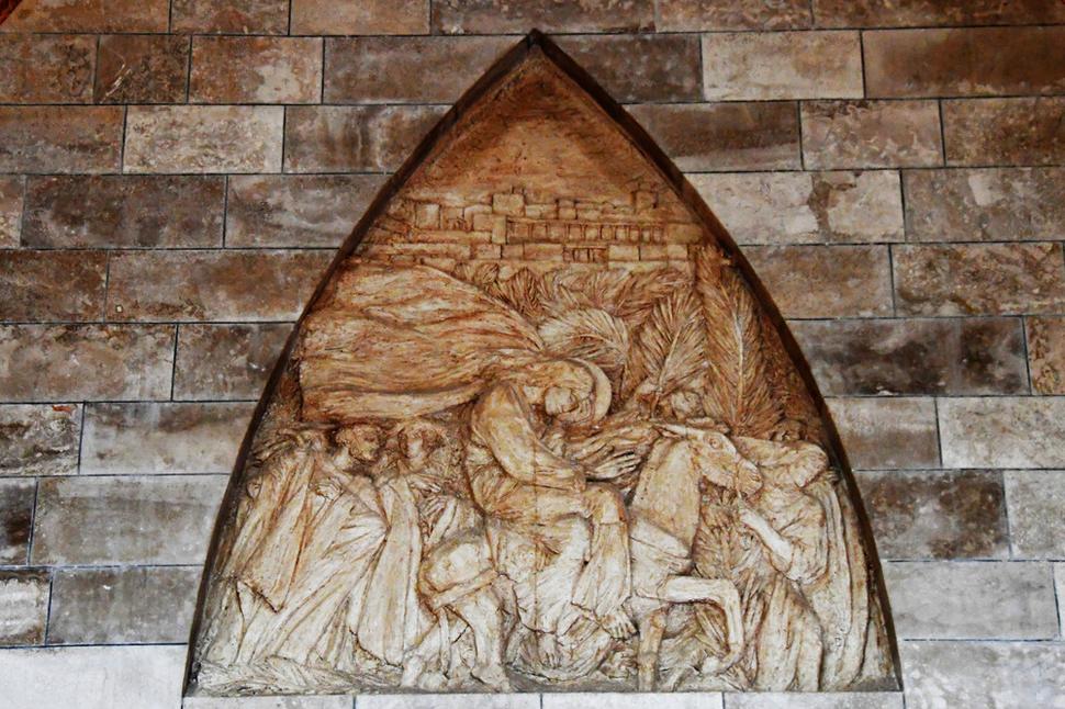 Mozaika na múre kostola Dominus Flevit znázorňuje Ježiša, prichádzajúceho pred Veľkou nocou do Jeruzalema.
