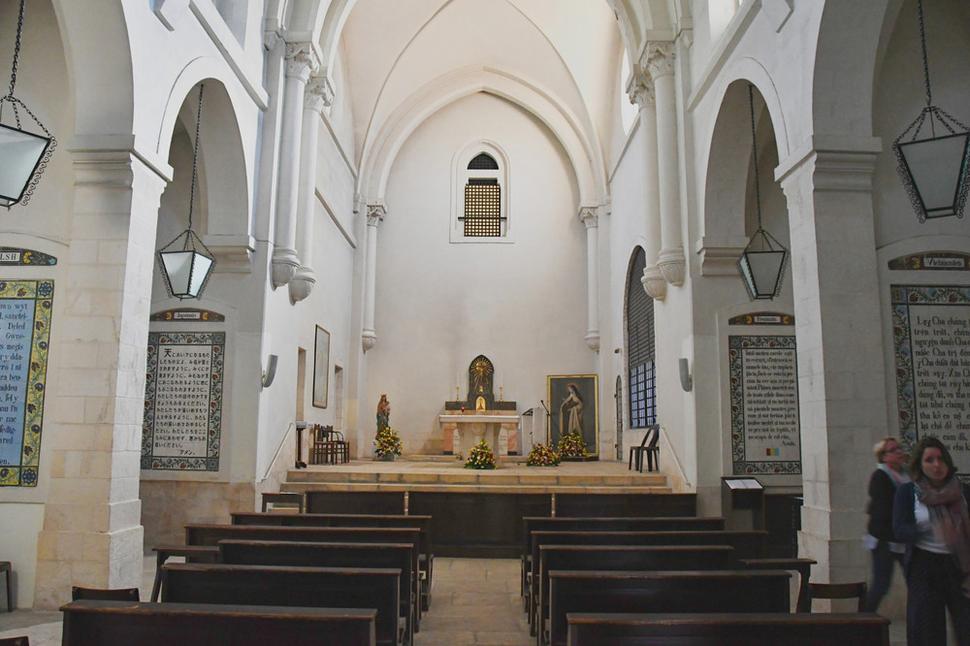 Interiér kostola Pater Noster.