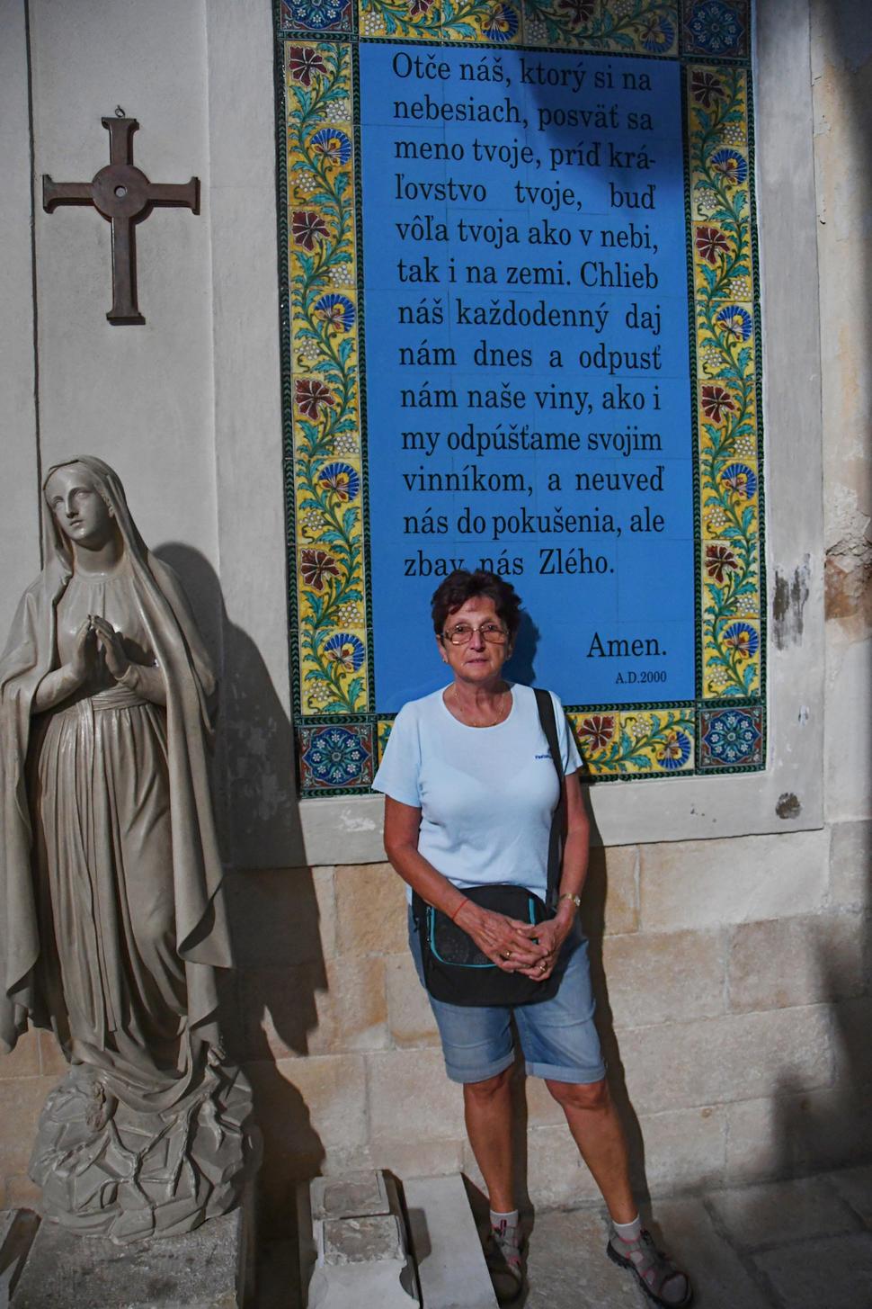 Na čestnom mieste priamo v kostole Pater Noster je umiestnený slovenský očenáš.