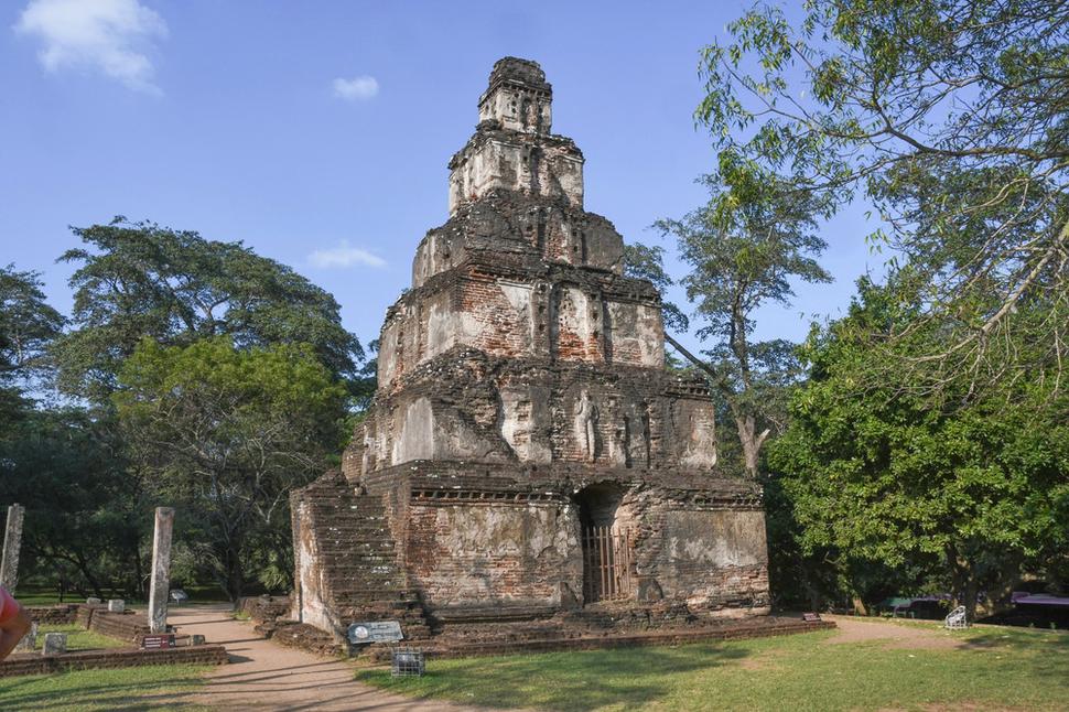 Ďalšou architektonickou kráskou je pyramídová stupa Sathmahal Prasada. Jej význam a účel je pre archeológov záhadou.