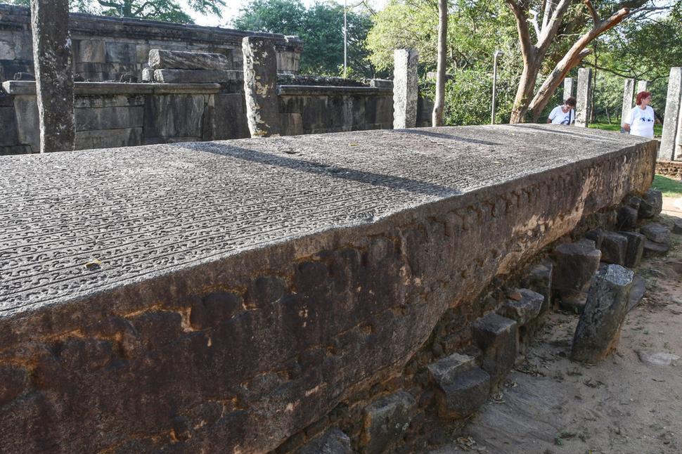 Veľmi známou pamiatkou je Gal Pota, obrovská doska slúžiaca ako kniha, na povrchu ktorej sú zaznamenané významné udalosti o histórii kráľovstva Polonnaruwa. Doska má dĺžku 8 m, váži 25 ton a bola sem dotiahnutá zo 100 km vzdialeného Mihintale.