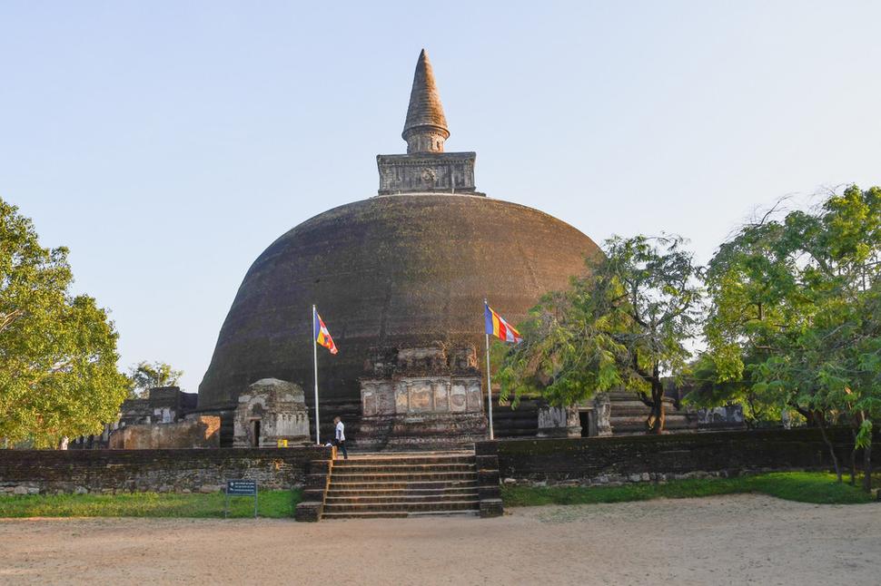 Rankot Vihara - štvrtá najväčšia dagoba na Sri Lanke má výšku 51 m. Jej majestátnosť vyráža dych. Obchádzam ju v smere hodinových ručičiek, ako káže budhistické učenie.