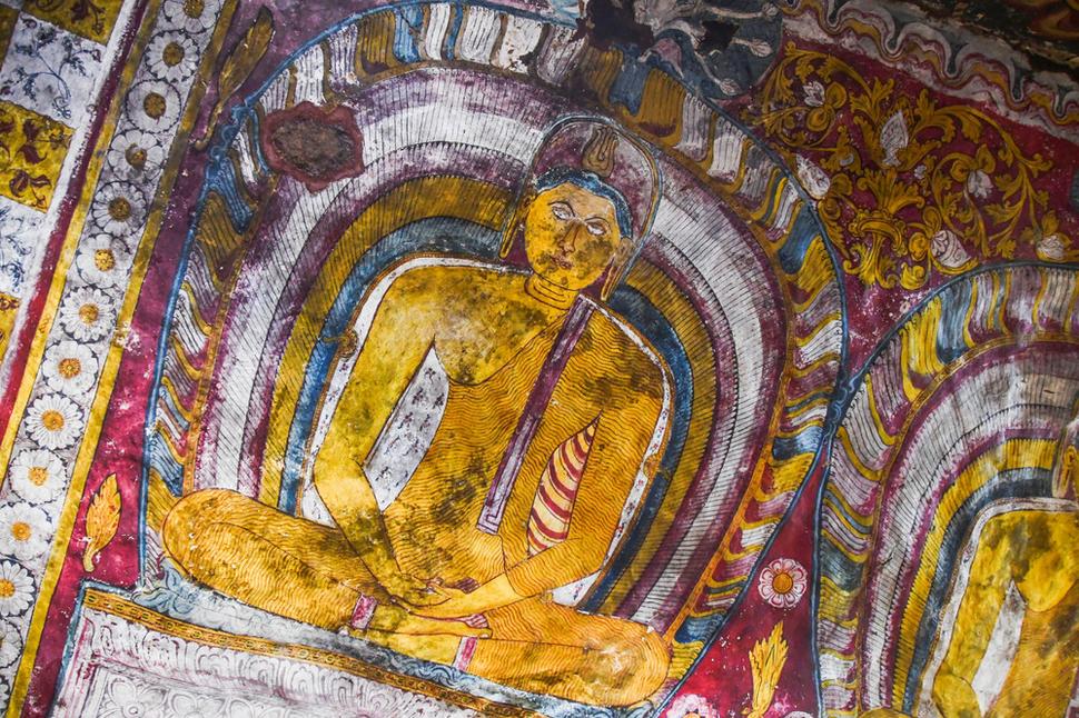 Medzi najväčšie skvosty patria tri stropné obrazy, znázorňujúce víťazstvo nad Márou. Sú na nich vyobrazené nástrahy, s ktorými sa musel Budha vysporiadať, aby dosiahol osvietenie.