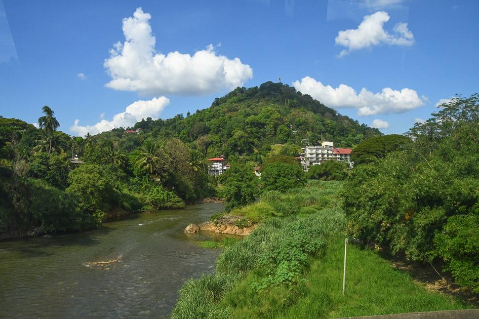 Prichádzame do Kandy, krajina evidentne zazeleniava a mení sa na hornatú. Mestom preteká najdlhšia srílanská rieka Mahaweli, ktorá sa na severovýchode vlieva do Indického oceánu.