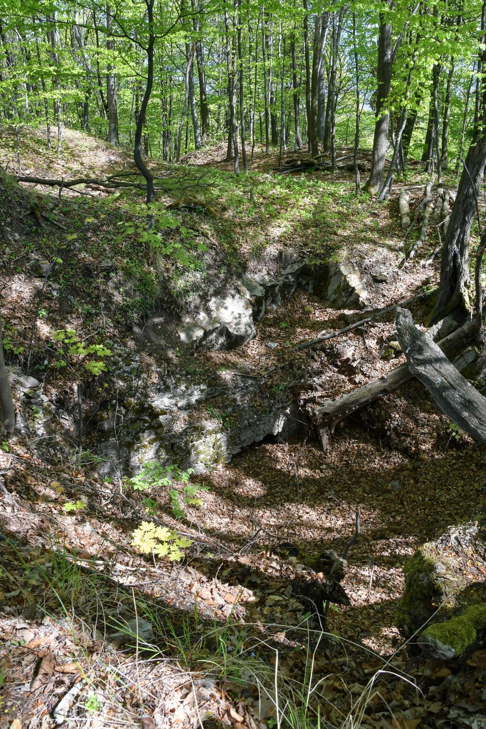 Na tomto mieste kedysi stála najvyššia veža hradu, v pomoháčskych časoch slúžiaca ako vartovka. Dnes tu vidíme iba kúsok klenby otvoru, ktorým sa vstupovalo do podzemia pod vežou.