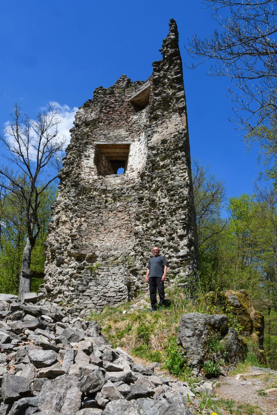 Živánska veža. Jej ruiny nájdete priamo pri ceste z Malej Lehoty do Jedľových Kostolian.