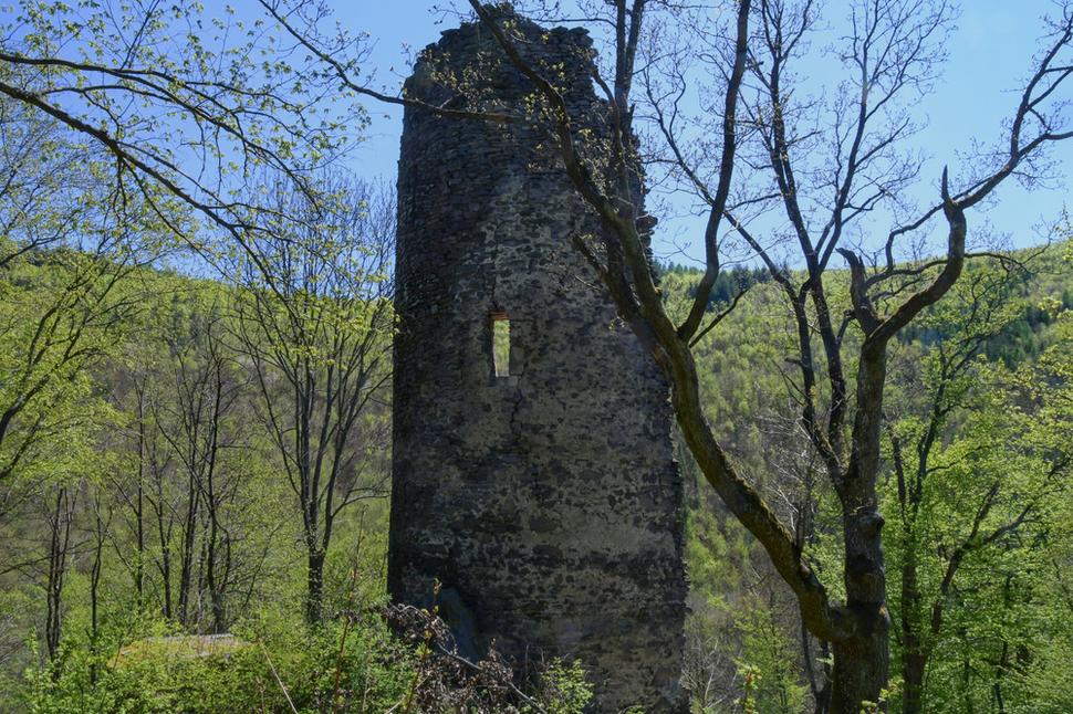 Podľa povesti veža vraj zanikla tak, že ju vyhodila do povetria dievčina unesená zbojníkmi, ktorí sa tu uhniezdili a zbíjali pocestných.