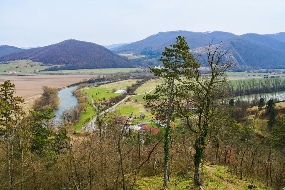Takto vyzerá vrch Stráža nad Bzenicou (na ľavej strane obrázku) pri pohľade z hradu Revište. Tam niekde na druhej strane Hrona hore na vrchu stála kamenná vartovka. Nájde niekto jej ostatky?