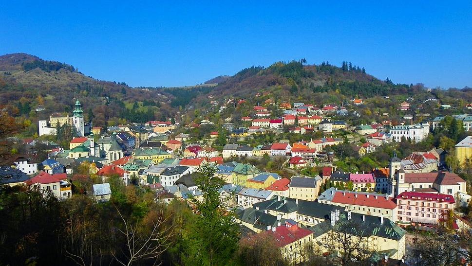 Centrum Banskej Štiavnice a vrch Glanzenberg z Nového zámku.