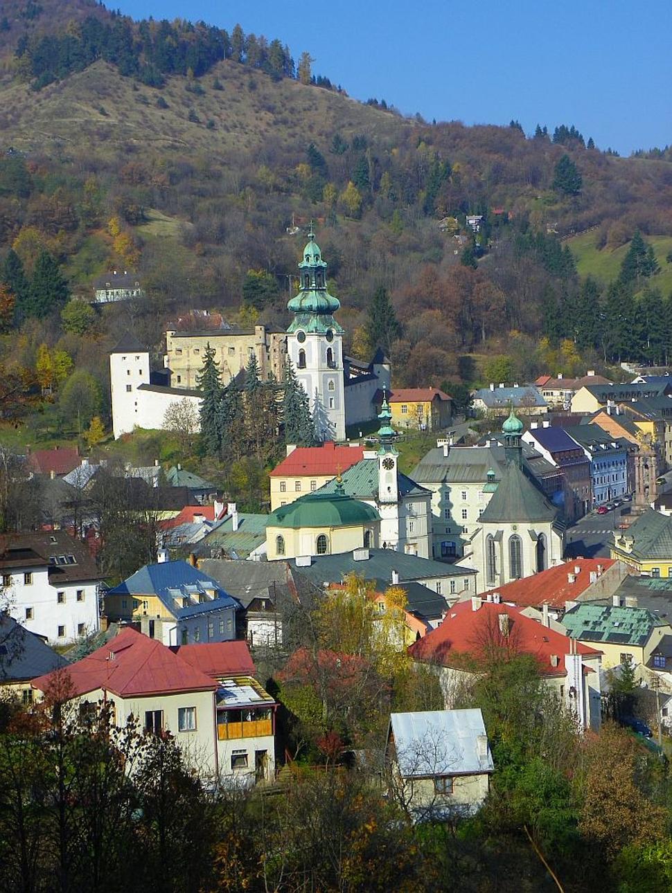 Starý zámok pri pohľade z Nového zámku. Jeho korene siahajú až do 13. storočia, kedy tu bol vybudovaný kostol Panny Márie. V 15. storočí bol kostol a cintorín obohnaný múrom a v 40. rokoch 16. storočia z neho vybudovali protitureckú pevnosť.