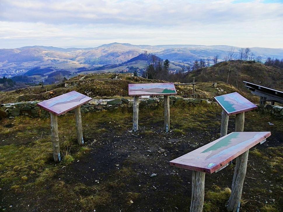 Banská Belá (vľavo) a banskoštiavnická Kalvária z vrcholu Glanzenbergu.